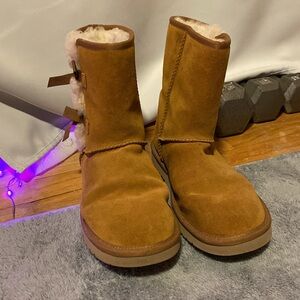 size 8 koolaburra by ugg boots with bows on the side